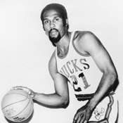 Flynn Robinson, American basketball player (Los Angeles Lakers, dies at age 72